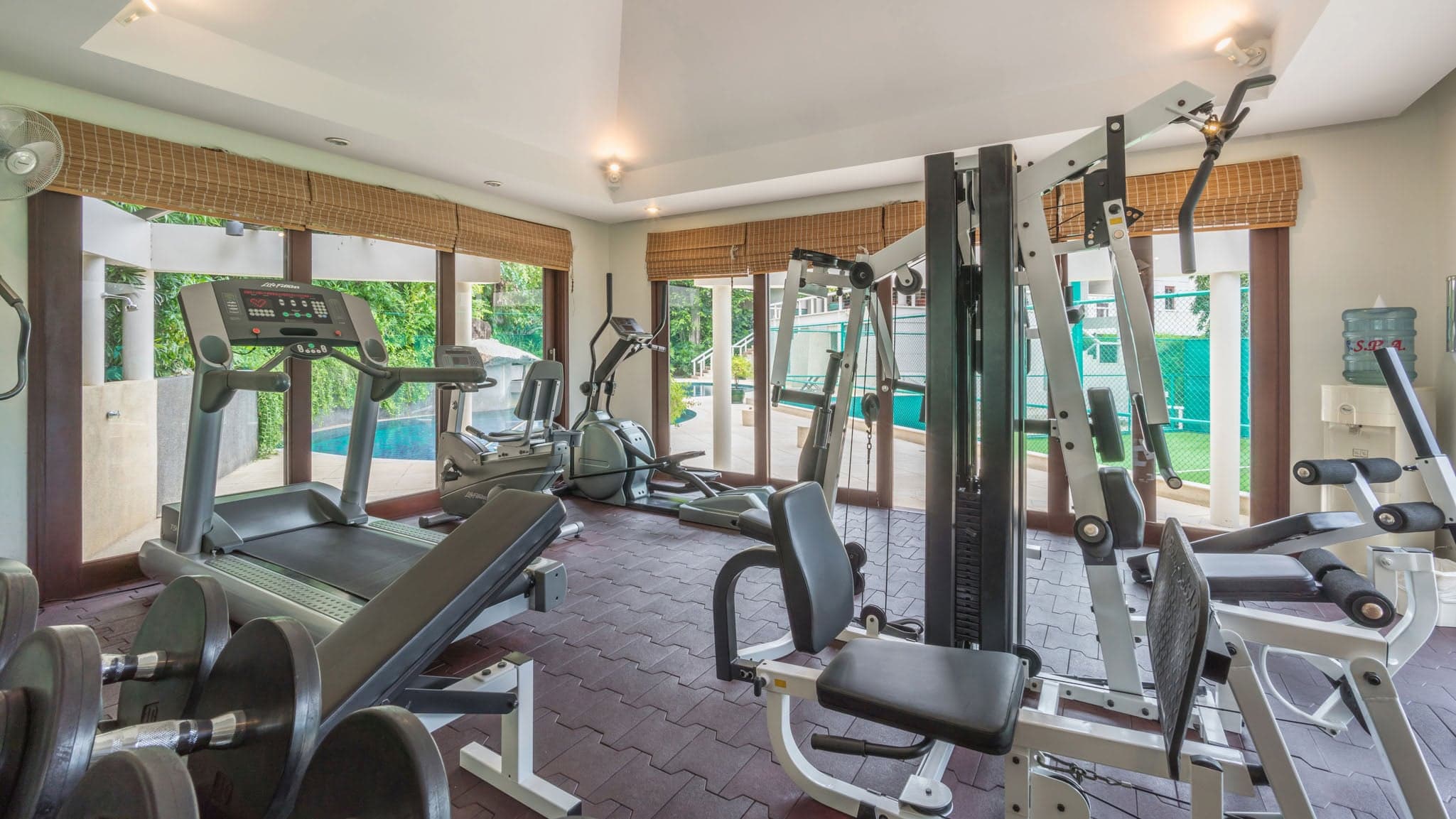 Современный фитнес-центр в Катаманда Эстейт