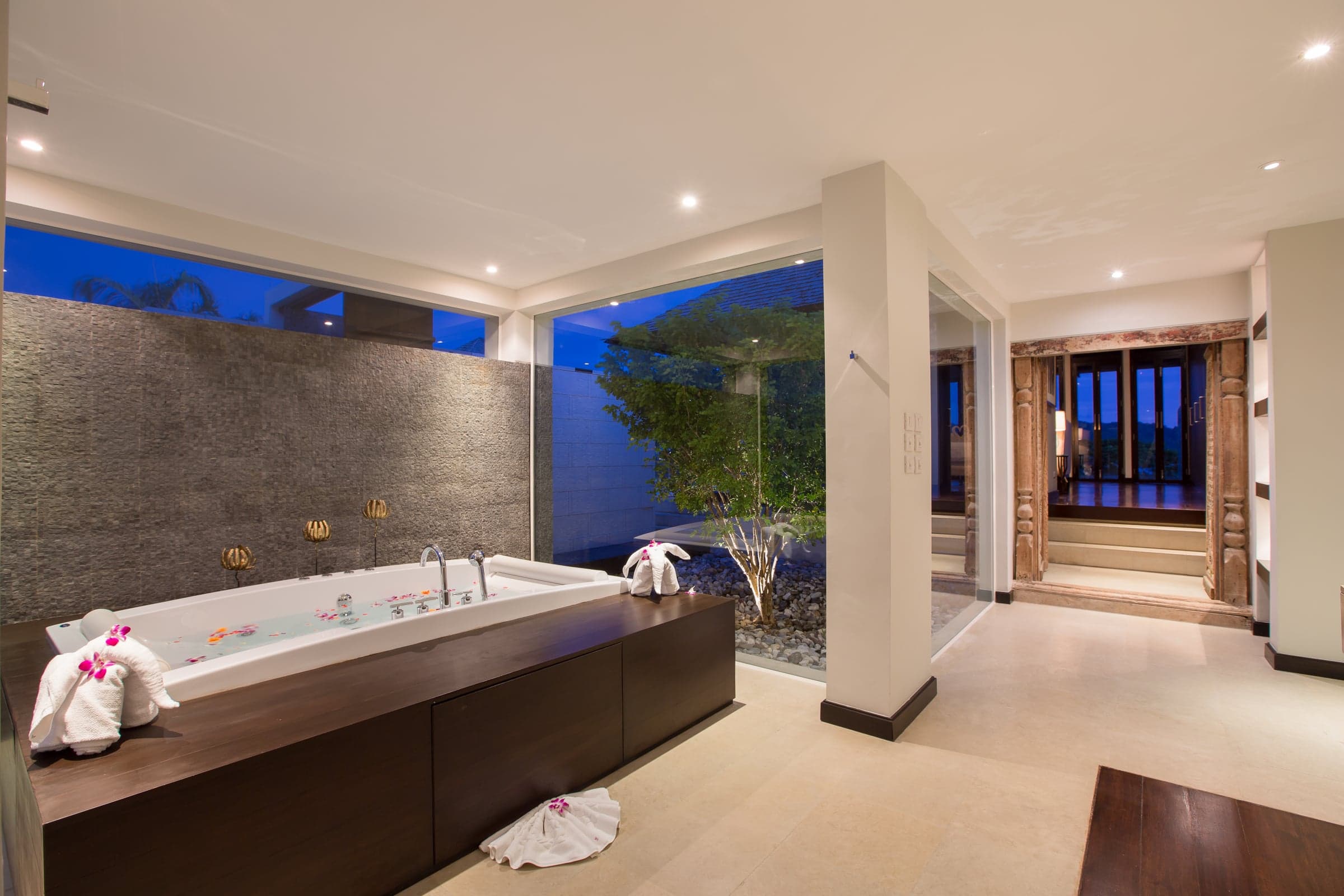 Ванная комната мастер-спальни с джакузи