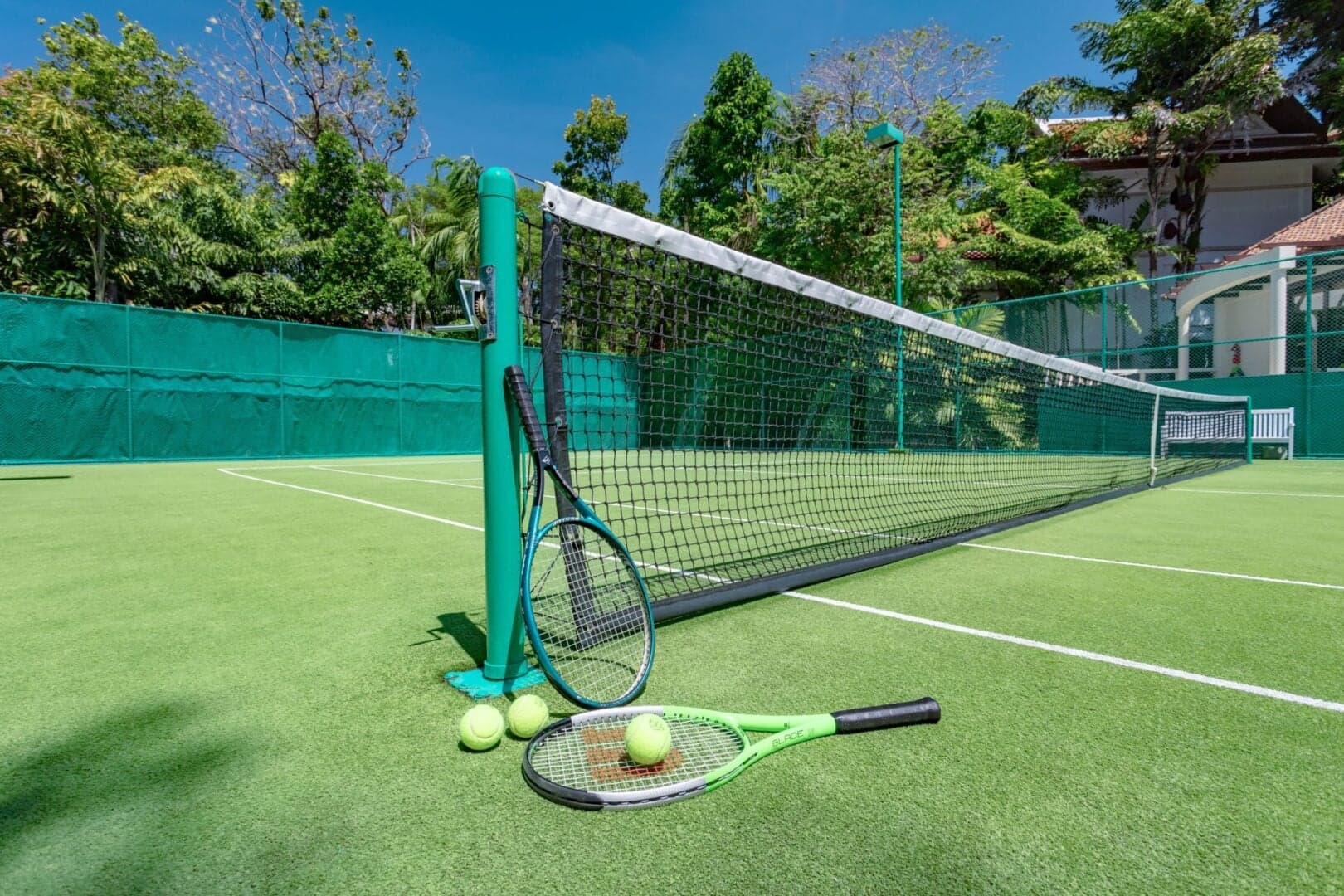 Теннисный корт в Катаманда Эстейт в окружении тропических садов
